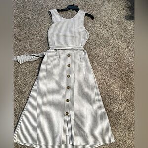 Court & Rove beautiful dress size 8 white, and grey color